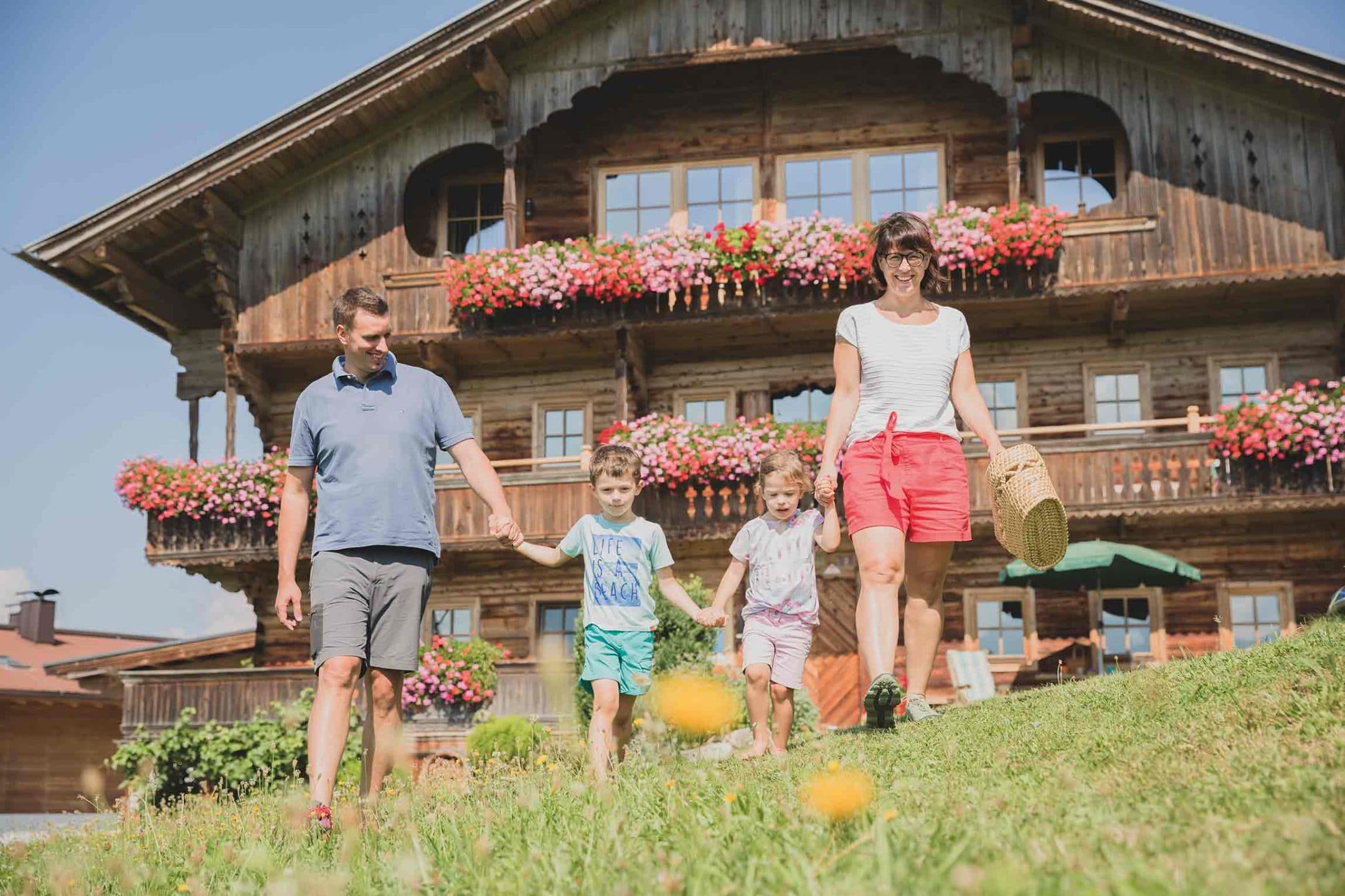 Urlaub am Bauernhof: Familie vor dem Hof