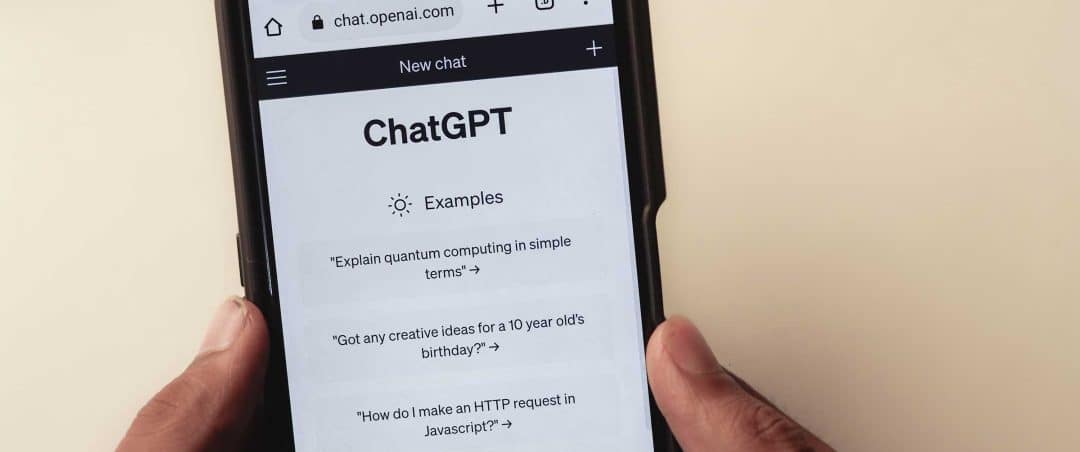 Ein Smartphone, auf dem der AI-Chatbot ChatGPT geöffnet ist.