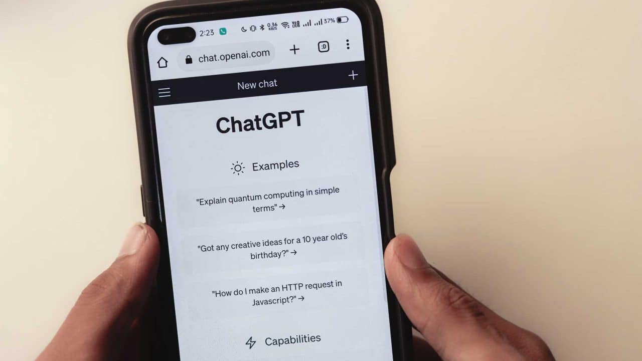 Ein Smartphone, auf dem der AI-Chatbot ChatGPT geöffnet ist.