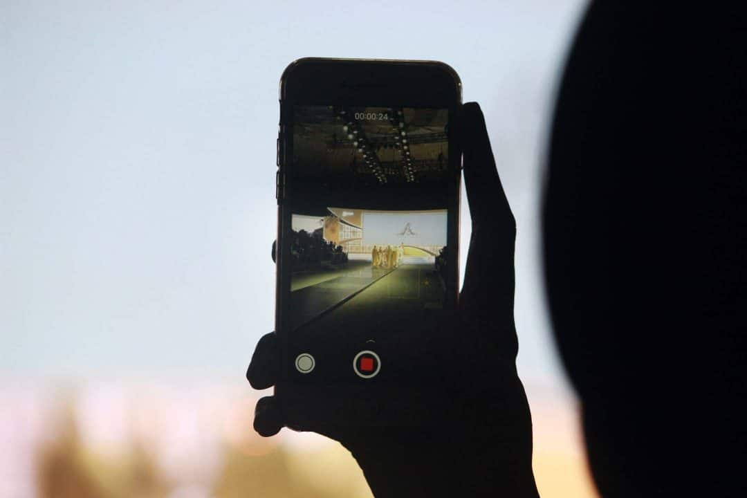 Smartphone, mit dem ein Social Media Video aufgenommen wird