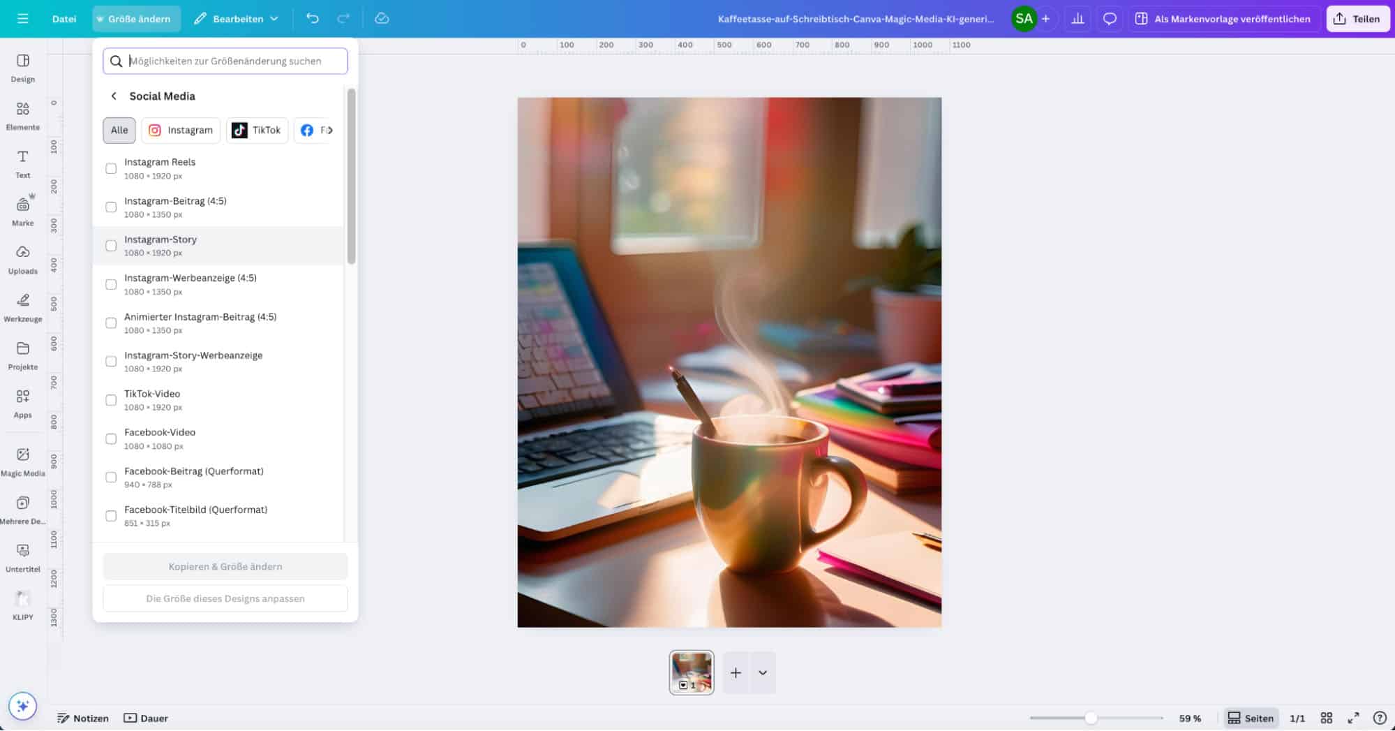 Screenshot der Canva-Oberfläche mit einem KI-generierten Bild einer dampfenden Kaffeetasse auf einem Schreibtisch sowie dem geöffneten Menü zur Auswahl von Social-Media-Formaten zur Größenänderung.