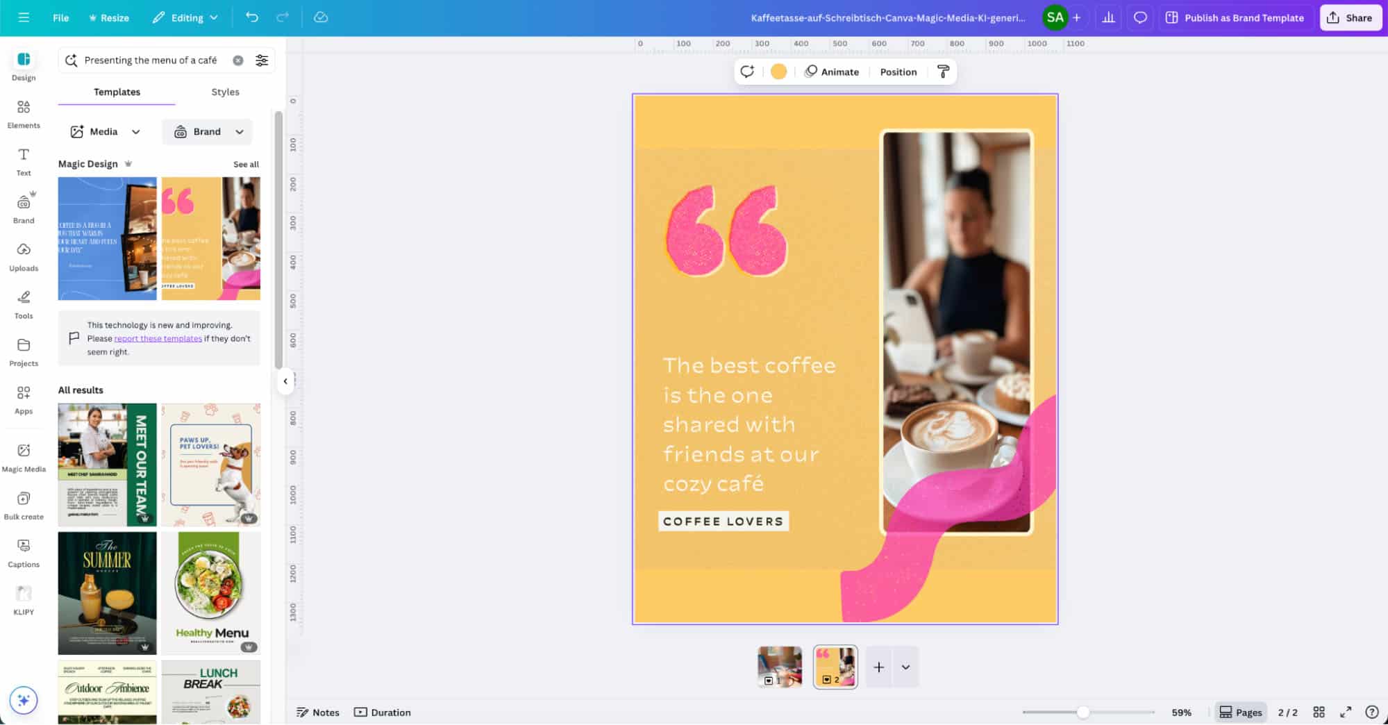 Screenshot der Canva-Oberfläche mit einer Vorlage aus Magic Design: Ein Social-Media-Post zeigt ein Zitat über Kaffee, daneben ist ein Bild einer Frau im Café zu sehen, auf dem Tisch stehen Kaffee und Gebäck.